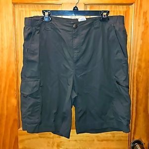 Mens army green Columbia shorts